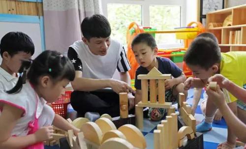 学前教育男幼师的优势分析~