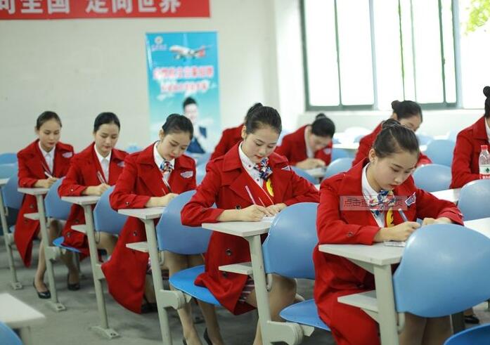 重庆航空专业学校学费大概是多少
